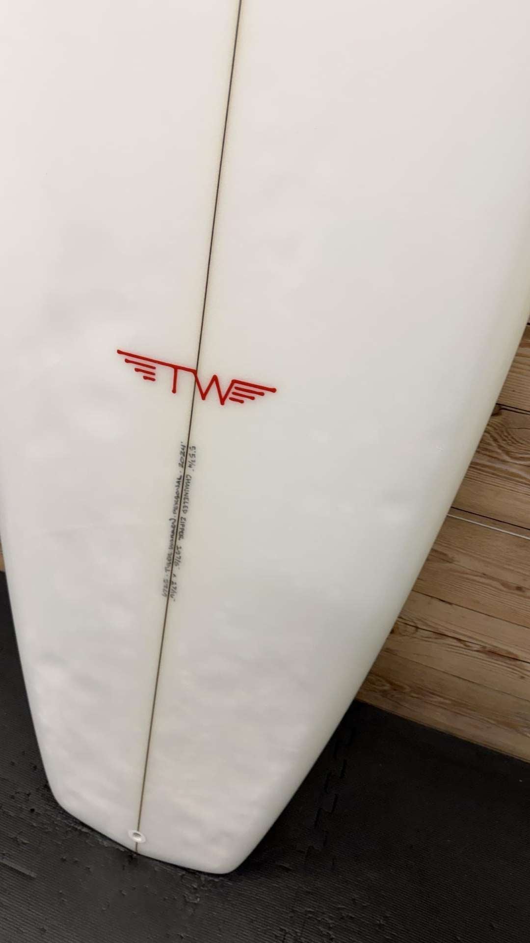 Channeled Zipper 5'5 3/4"